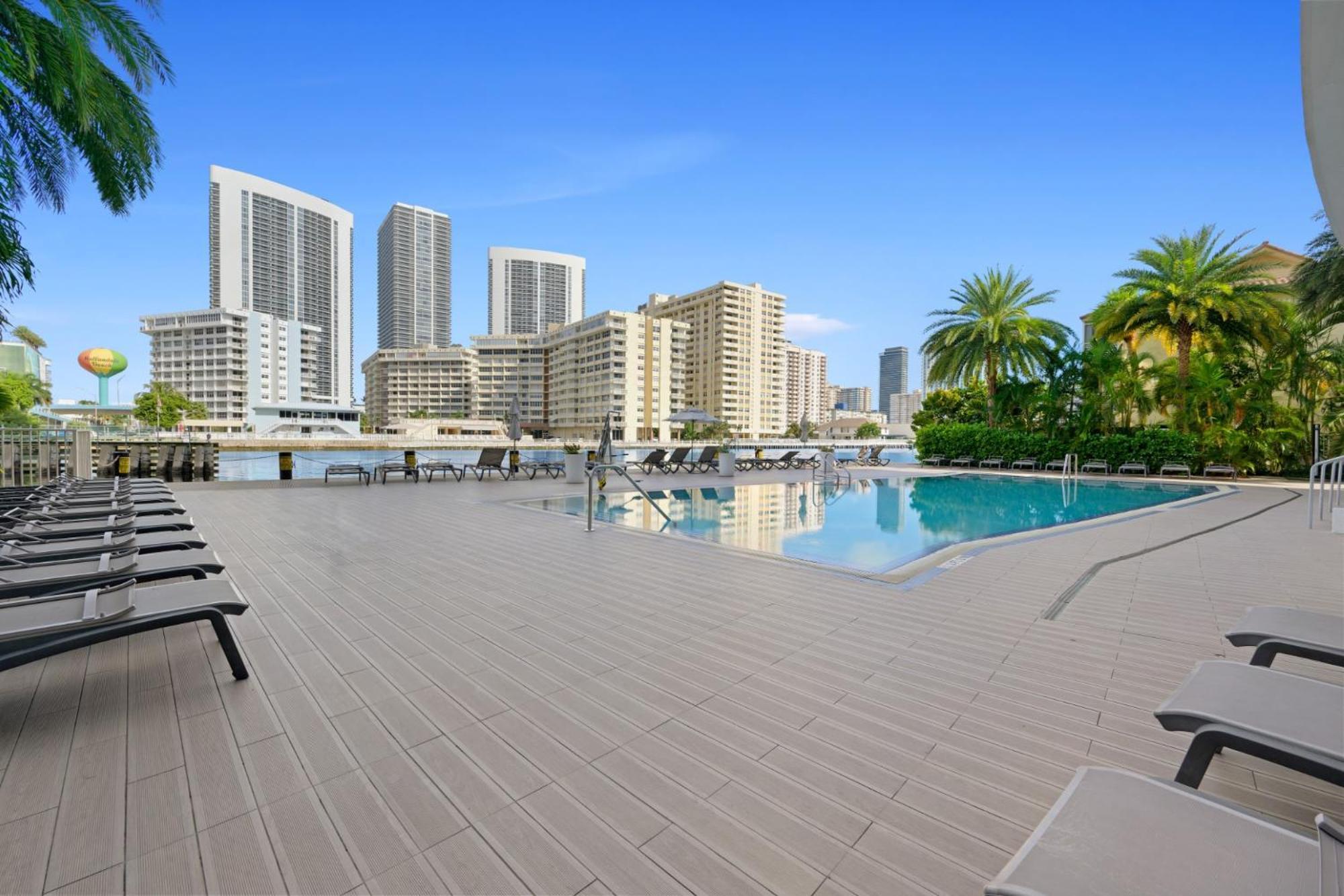 Hallandale Sky Water View Холандейл Бийч Екстериор снимка
